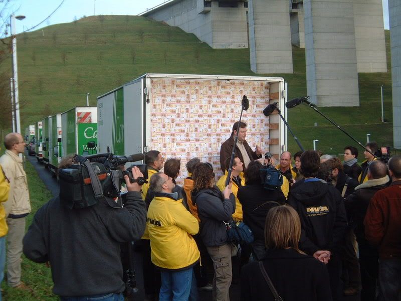 http://i124.photobucket.com/albums/p18/banaanvreter/What.jpg