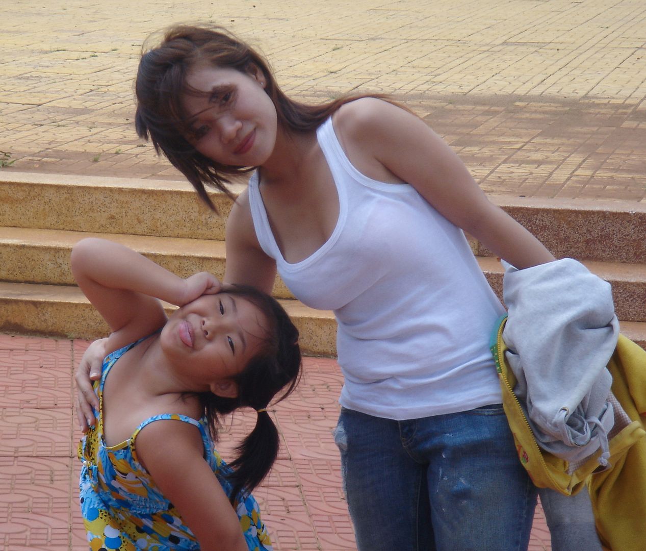 bác nào rành về photoshop vào cứu e với ạ!!