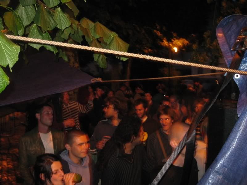http://i124.photobucket.com/albums/p39/goldiedreadlocks/Dance3.jpg