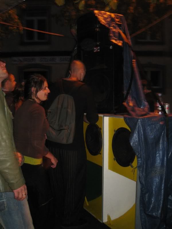 http://i124.photobucket.com/albums/p39/goldiedreadlocks/Dance4.jpg