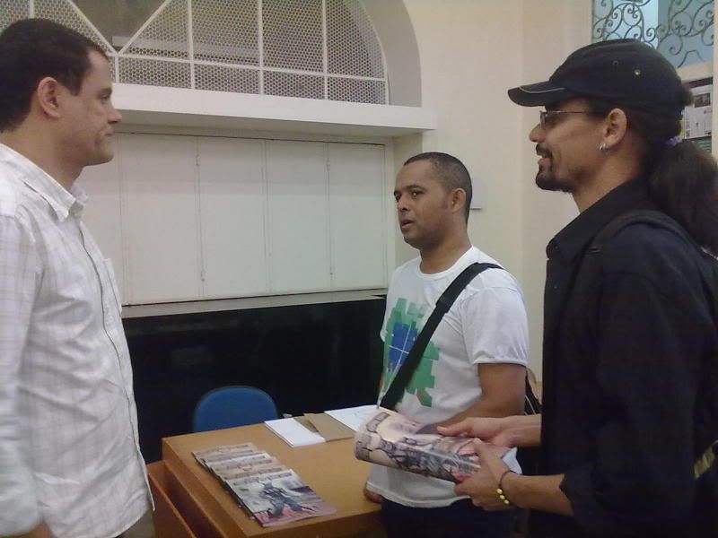 Nestablo Ramos (esquerda) conversa com Téo e Henrique (boné)