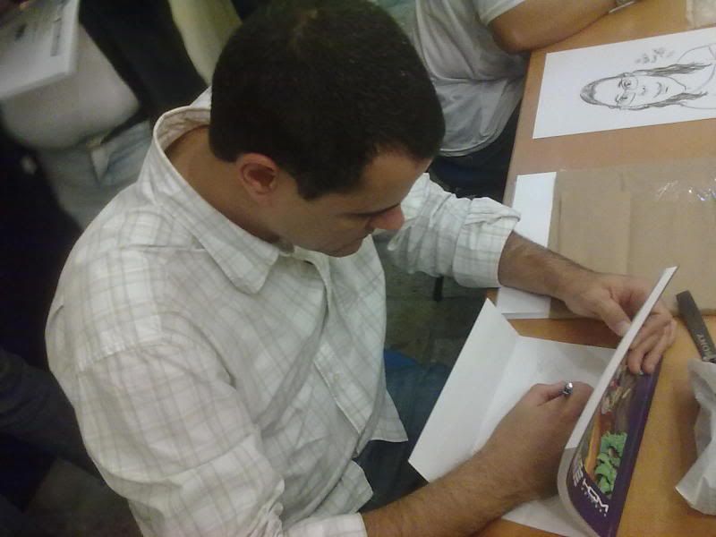 Nestablo Ramos autografa e ilustra minha revista Zoo.