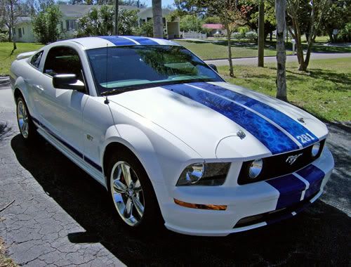 Anyone have pics of a white 05+ Mustang GT with red racing stripes ...