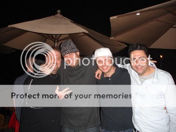 http://i124.photobucket.com/albums/p3/NicoleJena_photos/Nick/TheBoysBackTogetheronenightonly.jpg